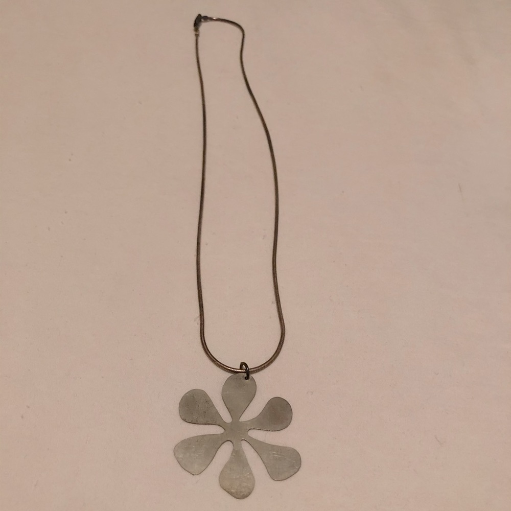 Flower statement necklace - Picture 2 of 2